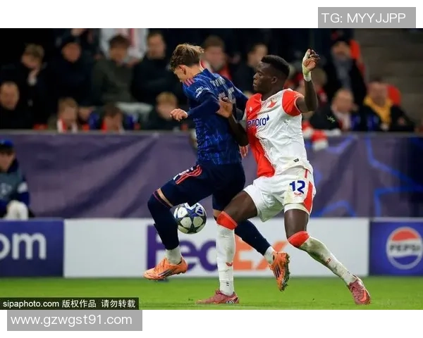 足球明星在比赛中意外遭遇球鞋破裂瞬间引发球迷热议与关注 足球明星在比赛中意外遭遇球鞋破裂瞬间引发球迷热议与关注